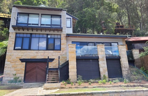 Berowra Waters House | Wenora Berowra Waters - beautiful luxury 3 bedroom house - right on the water!