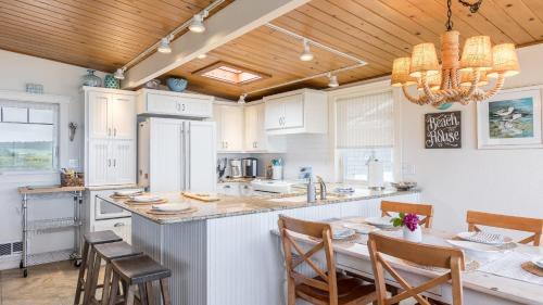 Oak Harbor House | West Beach Wonderland by AvantStay Waterfront