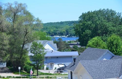 Fontana-on-Geneva Lake House | West End Escape -Screened-In Porch - Private Balconies - Lake View - Walking Distance to Public Beach