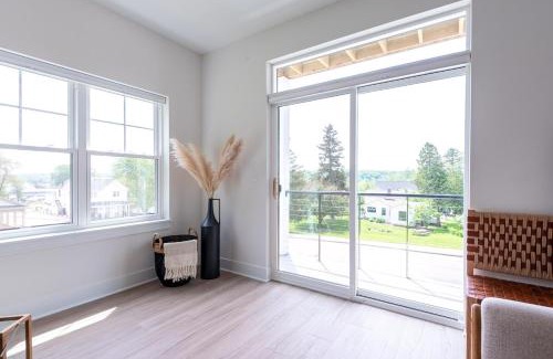 Fontana-on-Geneva Lake House | West End Escape -Screened-In Porch - Private Balconies - Lake View - Walking Distance to Public Beach