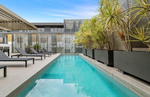 West End Apartment | West End Flat with Pool and BBQ Access