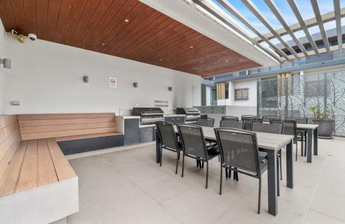 West End Apartment | West End Flat with Pool and BBQ Access
