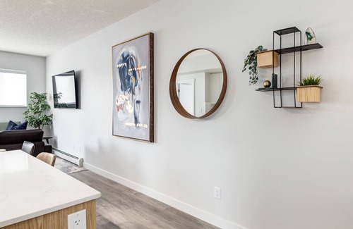 Marda Loop Apartment | West Facing w/ 2 King Beds, Great For Families