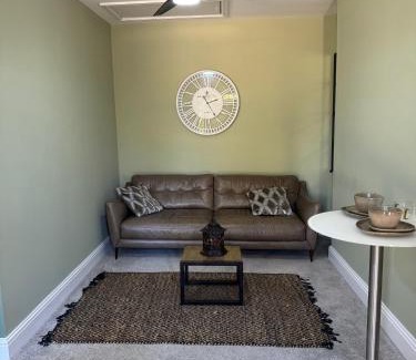 Earlswood House | West Lodge