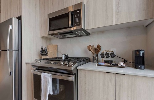 West Loop Apartment | West Loop Oasis: Skyline Views + Prime Location