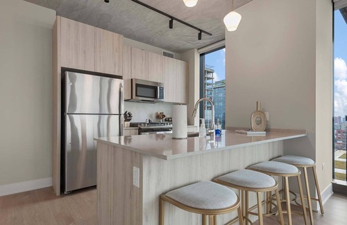 West Loop Apartment | West Loop Oasis: Skyline Views + Prime Location