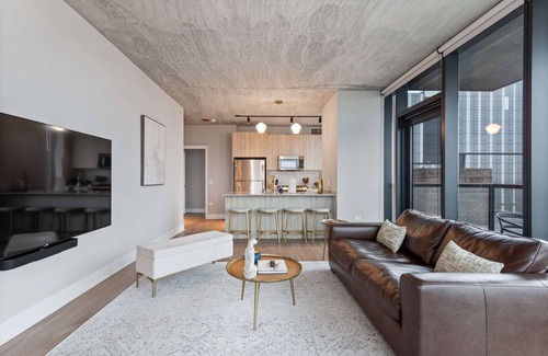 West Loop Apartment | West Loop Oasis: Skyline Views + Prime Location