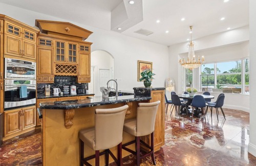 Hunt Club House | West Palm 1.4 Acre Lux Spacious 4BR Pool Hot Tub Gym BBQ King Beds