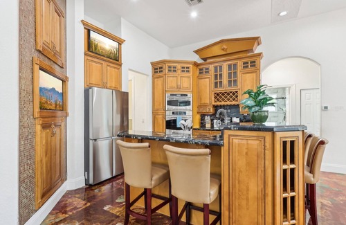 Hunt Club House | West Palm 1.4 Acre Lux Spacious 4BR Pool Hot Tub Gym BBQ King Beds