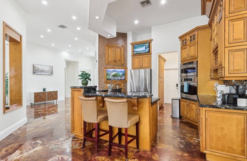 Hunt Club House | West Palm 1.4 Acre Lux Spacious 4BR Pool Hot Tub Gym BBQ King Beds