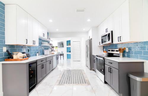 Southwest House | West Palm Beach Elegant 5BR with Hot Tub and Fire Pit Near Beach