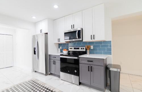 Southwest House | West Palm Beach Elegant 5BR with Hot Tub and Fire Pit Near Beach