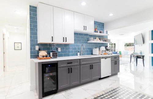 Southwest House | West Palm Beach Elegant 5BR with Hot Tub and Fire Pit Near Beach