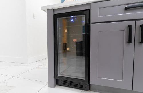 Southwest House | West Palm Beach Elegant 5BR with Hot Tub and Fire Pit Near Beach