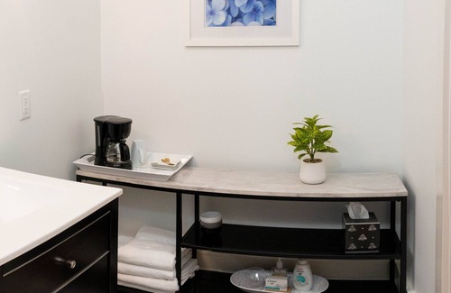 Georgetown House | West Suite-Charming ποΈ Bleubird Studio + Suites -Art Yoga Boutique Stay