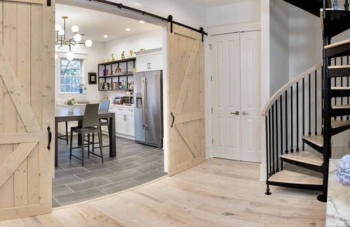 Georgetown House | West Suite-Charming ποΈ Bleubird Studio + Suites -Art Yoga Boutique Stay