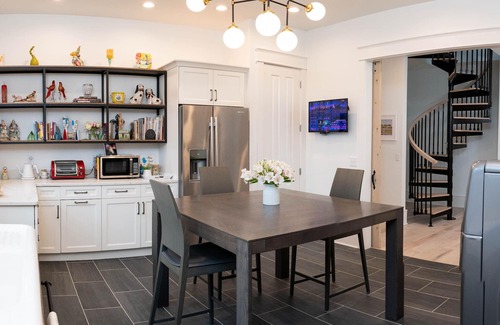Georgetown House | West Suite-Charming ποΈ Bleubird Studio + Suites -Art Yoga Boutique Stay