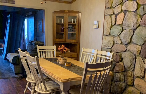 St. Helen Cottage | West Twin Lake Beach Hotel in Saint Helens, MI