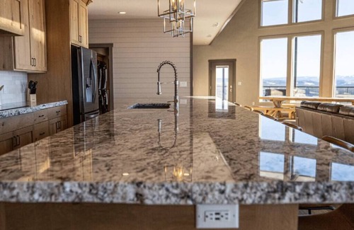 Ashton Cabin | West Ultimate Retreat- 1 hr to Yellowstone- Hot tub+Theater+Pool Table+Air Hocke