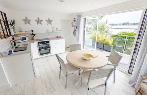 Emsworth Apartment | West View, Emsworth - sleeps 4 guests in 2 bedrooms