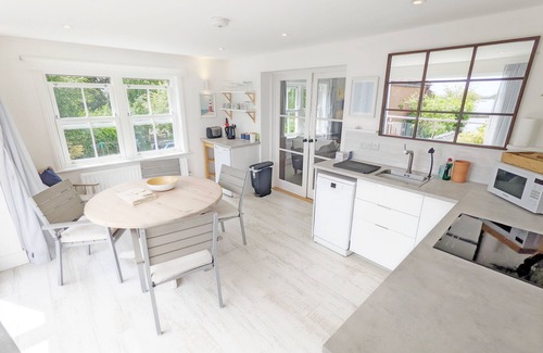 Emsworth Apartment | West View, Emsworth - sleeps 4 guests in 2 bedrooms