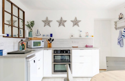 Emsworth Apartment | West View, Emsworth - sleeps 4 guests in 2 bedrooms