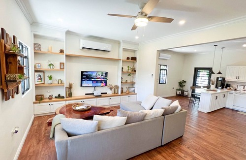 Petit Valley House | Westend House: Newly Renovated 3 Bedroom