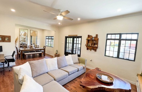 Petit Valley House | Westend House: Newly Renovated 3 Bedroom