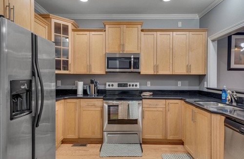 Pine Forest House | Westland Ridge Manor 3BR 2.5BA