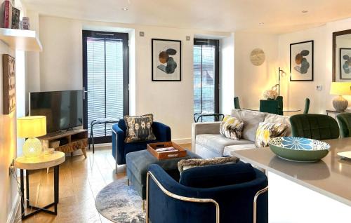 Vincent Square Apartment | Westminster Luxury Two Bed Two Bath with Air-Con