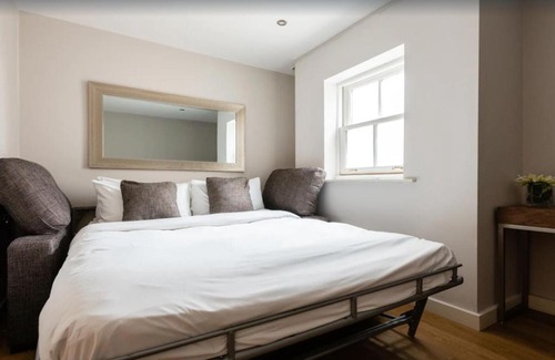 Chaucer Apartment | Westminter 4BR with patio condo