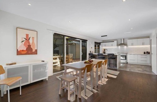 Frankton House | Whakata on McBride | Walking distance to airport & Frankton Beach