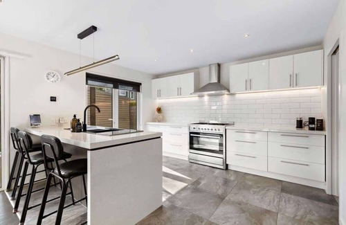 Frankton House | Whakata on McBride | Walking distance to airport & Frankton Beach