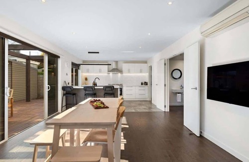 Frankton House | Whakata on McBride | Walking distance to airport & Frankton Beach