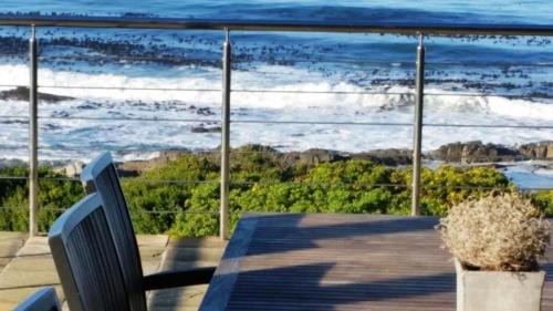 Sandbaai Villa | Whalesong Villa