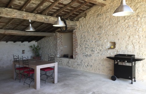 Cahuzac-sur-Vere Cottage | When it comes to B&Bs in the heart of the vineyards, this one's got it all!