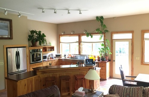 Woodstock House | Where the Broadway Stars Vacation! Private Woodstock getaway & walk to town!