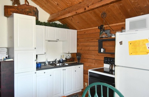 Berkeley Springs Cabin | Whispering Hills - Couples Getaway