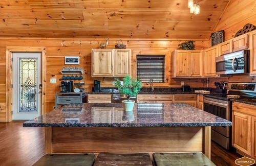 Gatlinburg - Pigeon Forge Cabin | Whispering Pines Retreat By Ghosal Luxury Lodging