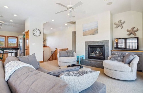 Duck House | Whispering Waves - 5 BR Oceanside Home in Duck w/Private Pool, Dogs Allowed