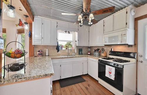 Smithville Apartment | Whispering Winds~ Kayaking, Tubing, Fishing and Fun!