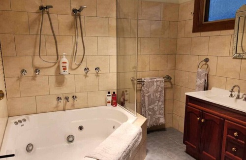 Maryborough House | Whispering Woods/Heated Pool/Sauna/2King beds/Pets