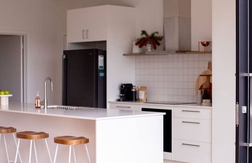 White Beach House | White Beach Retreat - Luxe Waterviews