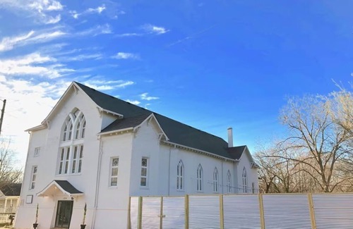 East Side House | White Bohemian Mansion - Hot tub 9 bedrooms 5 baths