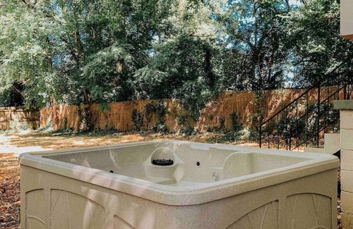 East Side House | White Bohemian Mansion - Hot tub 9 bedrooms 5 baths