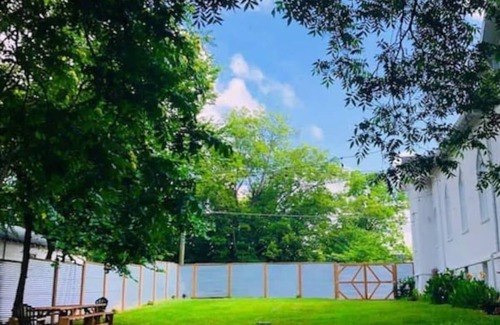 East Side House | White Bohemian Mansion - Hot tub 9 bedrooms 5 baths