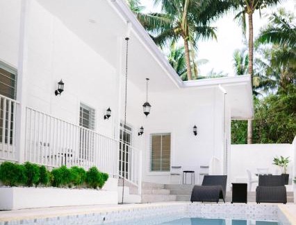 Tagaytay House | White Cottage Amadeo with Pool and Bonfire