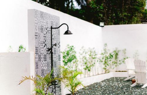 Tagaytay House | White Cottage Amadeo with Pool and Bonfire