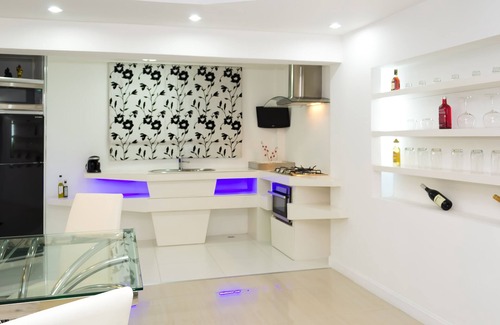 Pratumnak Hill House | White Elegance with a Touch of Modern