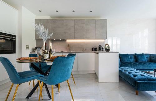 Stratford Apartment | White Marble Tranquility, Park Side Life
